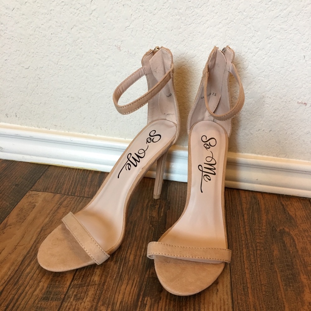 FASHION NOVA  Nude heel